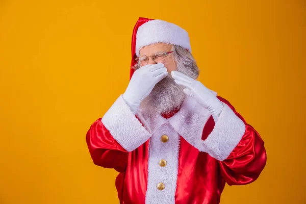 Santa Claus Aislado Sobre Fondo Amarillo Oliendo Algo Apestoso Repugnante — Foto de Stock