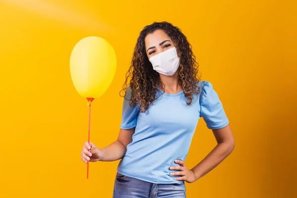 Young Woman Surgical Mask Holding Yellow Balloon — Stock Photo, Image