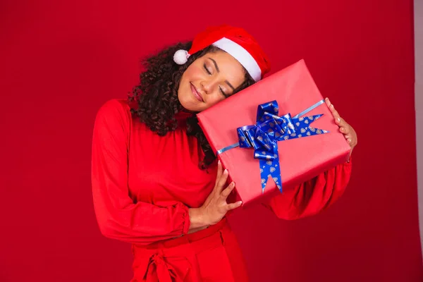 Portrait Young Afro Woman Santa Claus Hat Holding Gift Red — Stock Photo, Image