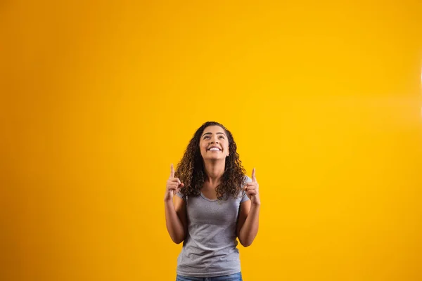 Metin Için Sarı Arkaplan Gösteren Afro Kadın — Stok fotoğraf