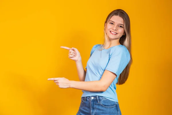 Mujer Joven Caucásica Sonriente Señalando Con Dos Dedos Hacia Lado — Foto de Stock