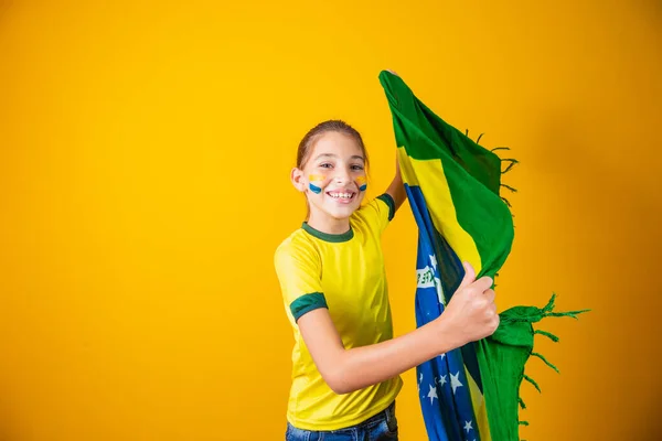 Fotbollssupporter Brasiliens Lag Vacker Liten Flicka Hejar För Sitt Lag — Stockfoto