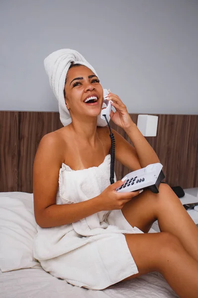 Afro Vrouw Handdoek Bellen Telefoon Hotelkamer — Stockfoto