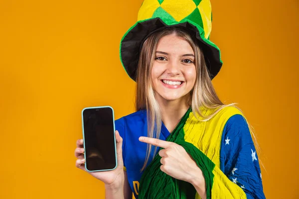 Βραζιλιάνος Ανεμιστήρας Κρατώντας Ένα Smartphone Χώρο Αντίγραφο — Φωτογραφία Αρχείου
