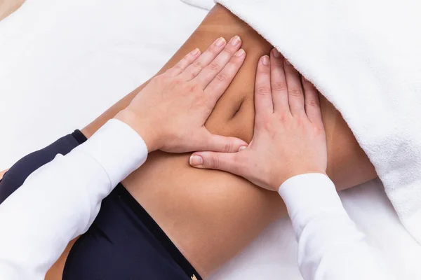 Kvinna Gör Modellering Massage Magen — Stockfoto