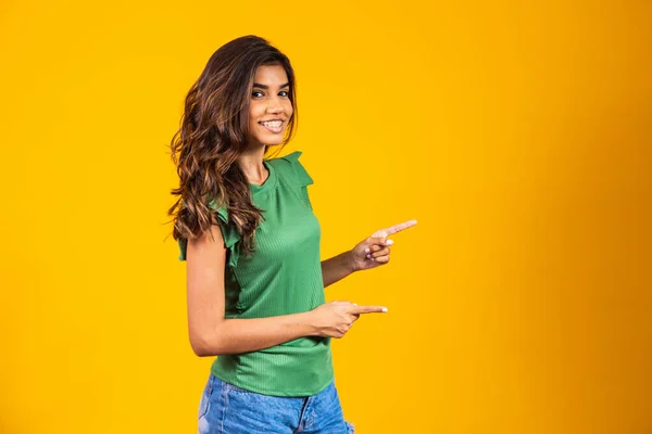 Zole Edilmiş Sarı Arka Planda Genç Bir Kadın Parmak Işareti — Stok fotoğraf
