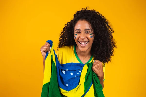 Afro Κορίτσι Επευφημίες Για Την Αγαπημένη Ομάδα Της Βραζιλίας Κρατώντας — Φωτογραφία Αρχείου