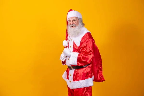 Prawdziwy Święty Mikołaj Czerwonym Tłem Noszący Okulary Rękawiczki Kapelusz Patrzący — Zdjęcie stockowe