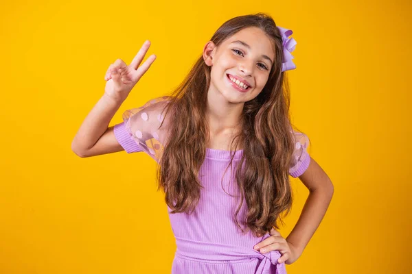 Фото Чарівної Тонкої Дівчини Яка Робить Знак Посміхається Ізольовано Жовтому — стокове фото