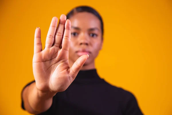 Genç Afrikalı Amerikalı Kadın Ele Vererek Irkçı Önyargılara Son Vermeleri — Stok fotoğraf