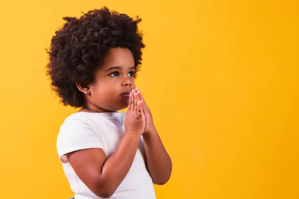 Sarı Arka Planda Dua Eden Küçük Afro Kız — Stok fotoğraf