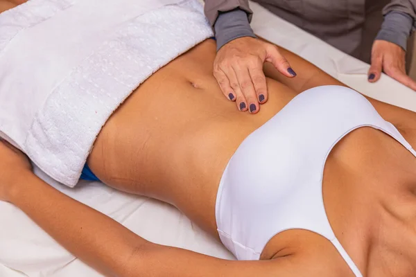 Massagem Relaxante Modelagem Massagem Drenagem Linfática Procedimentos Feitos Mão Estética — Fotografia de Stock