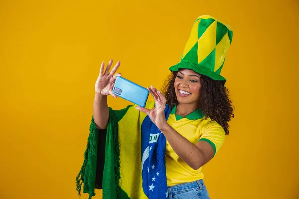 Sostenitore Della Squadra Calcio Brasiliana Che Celebra Gol Guardando Smartphone — Foto Stock