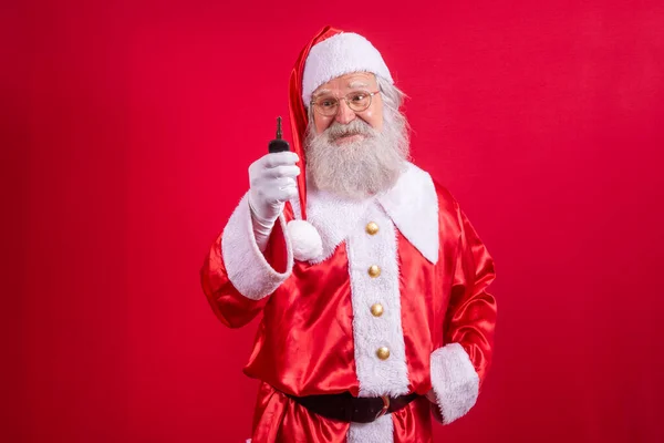 Santa Claus Trzymając Klucze Samochodu Czerwonym Tle — Zdjęcie stockowe