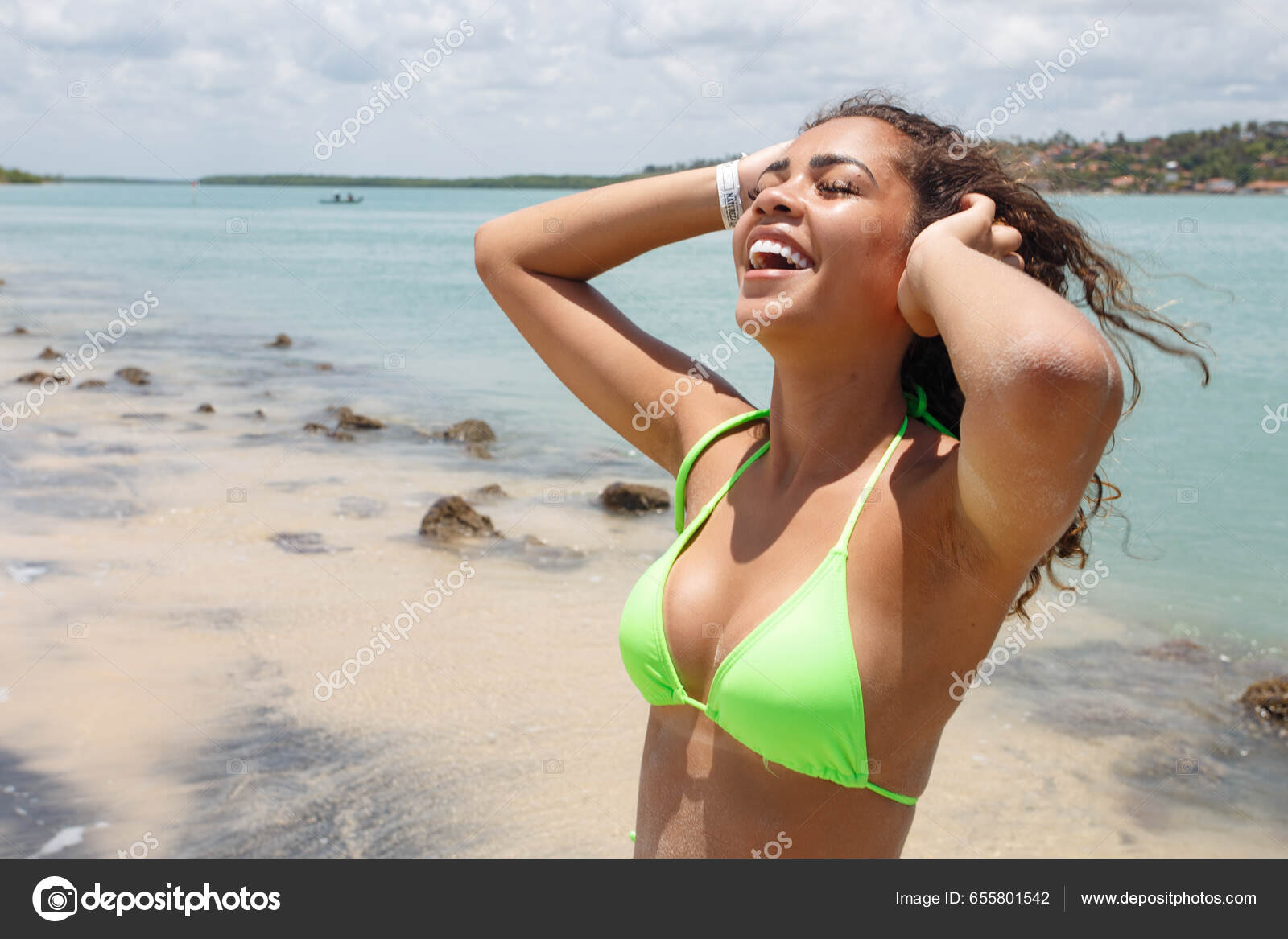 Ung Kvinde Med Smukt Hår Badetøj Smilende Tropisk Strand Brunette — Stock-foto  © Ibstock #655801542