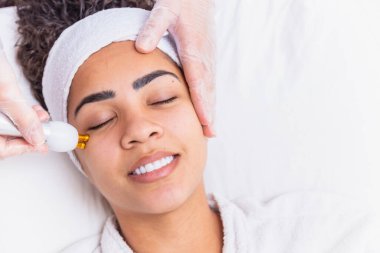 Yüzüne plazma jeti süren bir kadın.