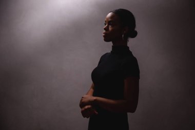 Afro kadın silueti. siyah