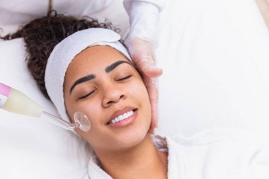 Darsonval kozmetoloji cihazı. Yüz temizleme prosedürü. Cilt bakımı. Profesyonel dermatoloji donanımı. Elektrikli spa ekipmanları. Tıbbi hasta cihazı. Sivilce aldırma