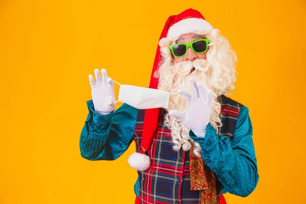 Skutečný Santa Claus Žlutém Pozadí Drží Rukou Ochrannou Masku Proti — Stock fotografie