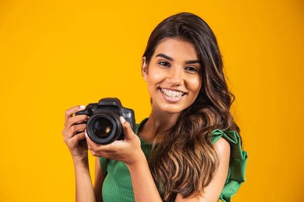 Jovencita Sosteniendo Una Cámara Fotográfica Sobre Fondo Amarillo Mujer Tomando — Foto de Stock