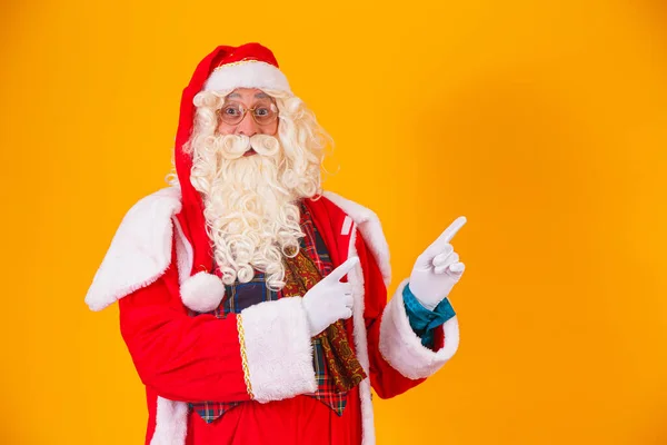 Santa Claus Apuntando Hacia Lado Con Espacio Para Texto — Foto de Stock