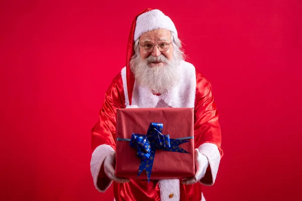 Jultomten Håller Julklapp Röd Bakgrund — Stockfoto