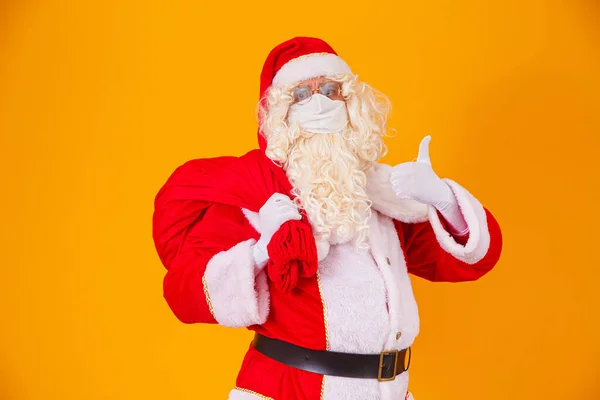 Papai Noel Real Fundo Amarelo Usando Máscara Protetora Contra Covid19 — Fotografia de Stock
