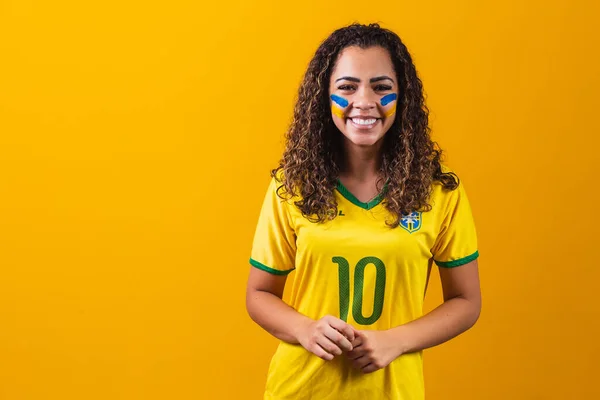 Apoyador Brasileño Aficionada Brasileña Celebrando Fútbol Partido Fútbol Sobre Fondo —  Fotos de Stock