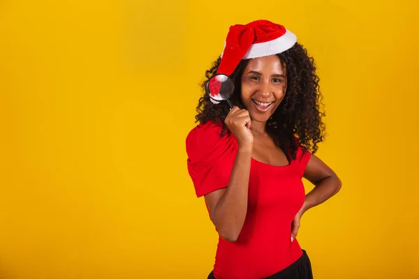 Mulher Vestida Para Natal Papai Noel Usando Uma Lupa — Fotografia de Stock