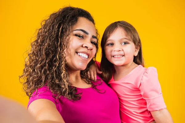 Anneler Günün Kutlu Olsun Annesinin Sarı Arka Planda Selfie Çektiği — Stok fotoğraf