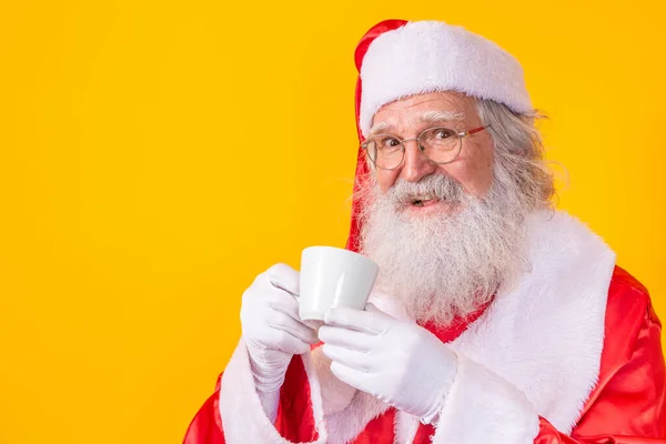 Święty Mikołaj Przy Filiżance Kawy Lub Herbaty — Zdjęcie stockowe