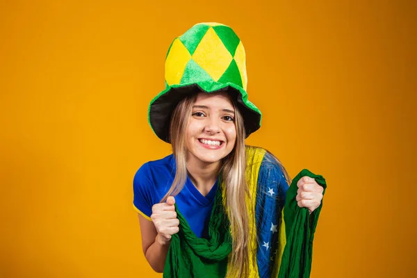 Блондинка Бразильский Вентилятор Празднует Желтом Фоне Бразильским Флагом — стоковое фото