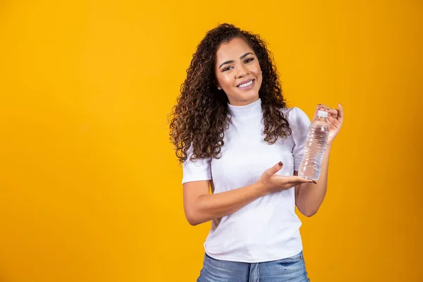 Frau Mit Einer Flasche Wasser Auf Gelbem Hintergrund Trinkwasser — Stockfoto