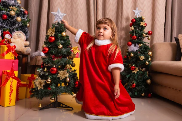 Kaukasisch Kind Regelen Versieren Kerstboom Met Leuke Vrolijke Kerst Feestelijke — Stockfoto
