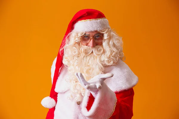 Santa Claus Żółtym Tle — Zdjęcie stockowe