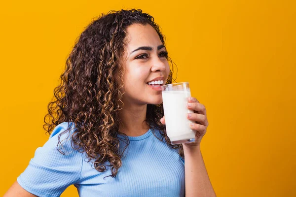Ung Pige Drikker Glas Mælk Baggrund Med Plads Til Tekst - Stock-foto