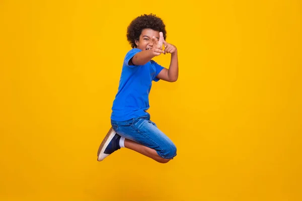 Μικρό Αφρο Αγόρι Πηδάει Κίτρινο Φόντο — Φωτογραφία Αρχείου