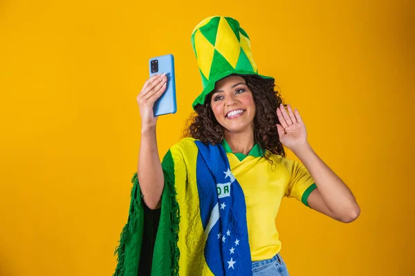 Apoiante Brasil Brasileira Comemorando Futebol Jogo Futebol Fundo Amarelo Brasil — Fotografia de Stock