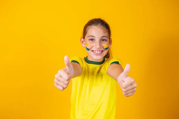 Прекрасна Бразильська Дівчина Великим Пальцем Жовтому Тлі Розфарбованим Обличчям — стокове фото