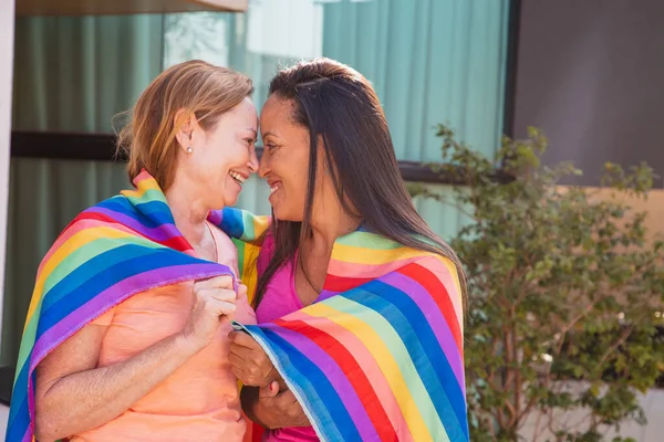 Lesbiskt Par Med Lgbt Flagga Några Förälskade Flickvänner Alla Hjärtans — Stockfoto