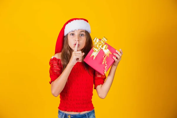 Liten Kaukasiska Flicka Håller Jul Närvarande Ber Kameran För Tystnad — Stockfoto