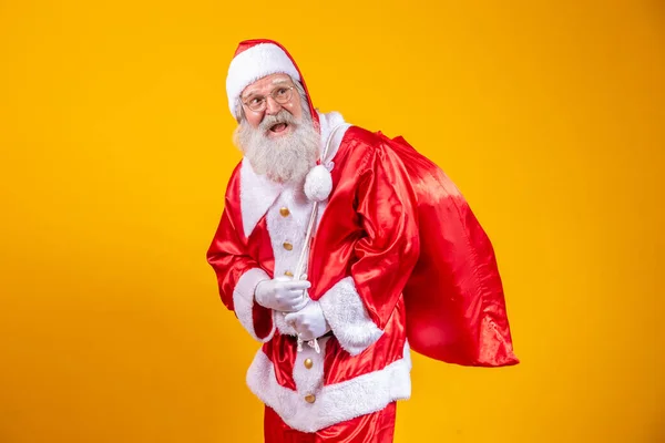 Prawdziwy Święty Mikołaj Czerwonym Tłem Noszący Okulary Rękawiczki Kapelusz Patrzący — Zdjęcie stockowe