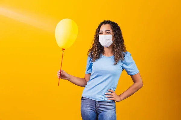 Ameliyat Maskeli Genç Bir Kadın Elinde Sarı Bir Balon Tutuyor — Stok fotoğraf