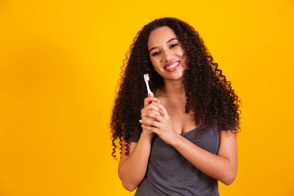 Jovem Afro Menina Escovar Dentes Fundo Amarelo Uma Mulher Afro — Fotografia de Stock