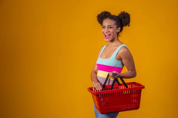 Smiling Afro Woman Holding Empty Shopping Basket Looking Camera Smiling — Stock Photo, Image
