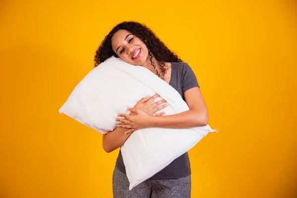 写真のA夢のようなアフロ女の子巨大眠い枕上の黄色の背景とともにフリースペースのためにテキスト — ストック写真