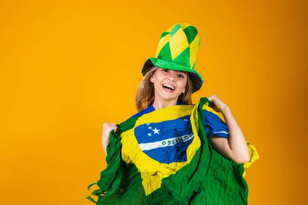 Блондинка Бразильский Вентилятор Празднует Желтом Фоне — стоковое фото