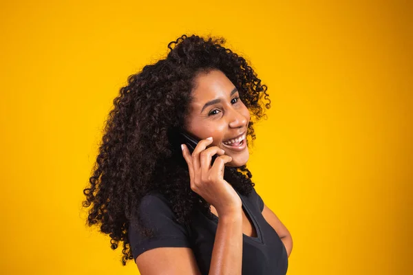 Närbild Porträtt Glad Afrikansk Amerikansk Ung Kvinna Talar Med Mobiltelefon — Stockfoto