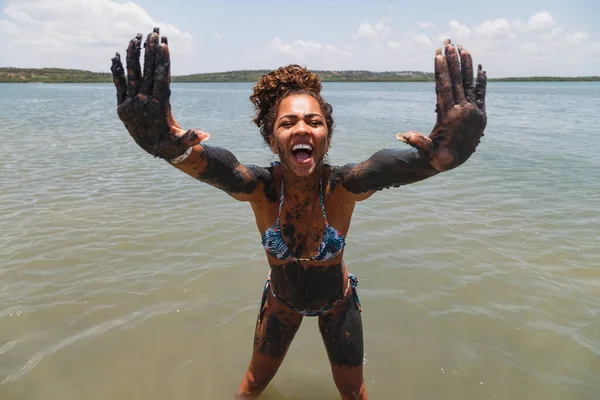 Joven Mujer Afro Bañándose Arcilla Natural Río — Foto de Stock