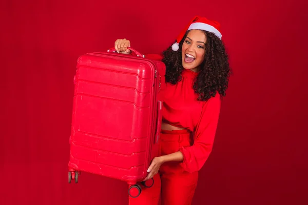 Usmívající Mladá Afro Dívka Vánočním Klobouku Drží Červený Kufřík Izolovaný — Stock fotografie
